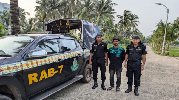 ছাত্র-জনতার উপর গুলিবর্ষণকারী অস্ত্রধারী সন্ত্রাসী ও কিশোর গ্যাং লিডার মিজান ১২০০ পিছ ইয়াবা সহ গ্রেফতার